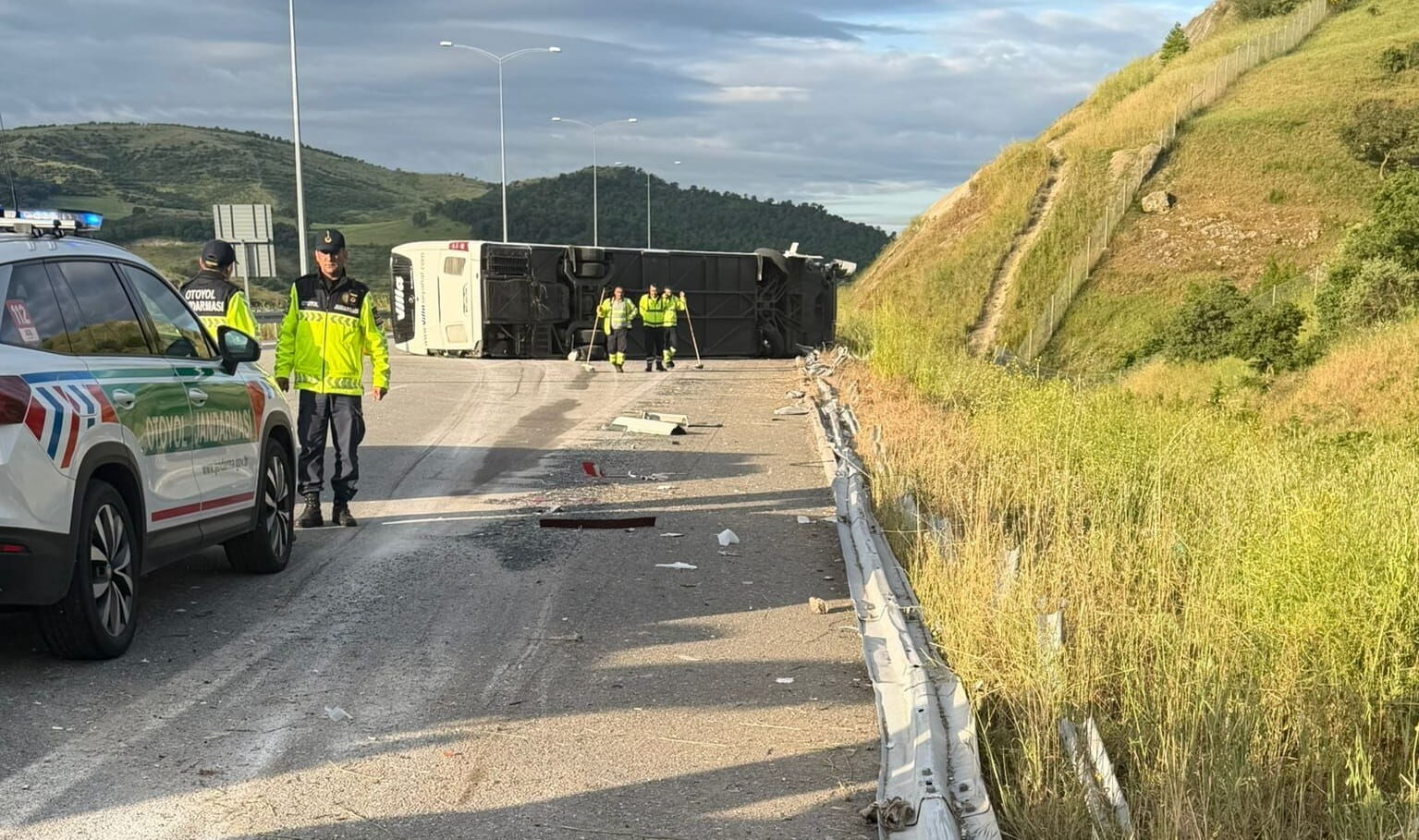 Yolcu Otobusu Refuje Carpip Devrildi 36 1317122 391416 (1)