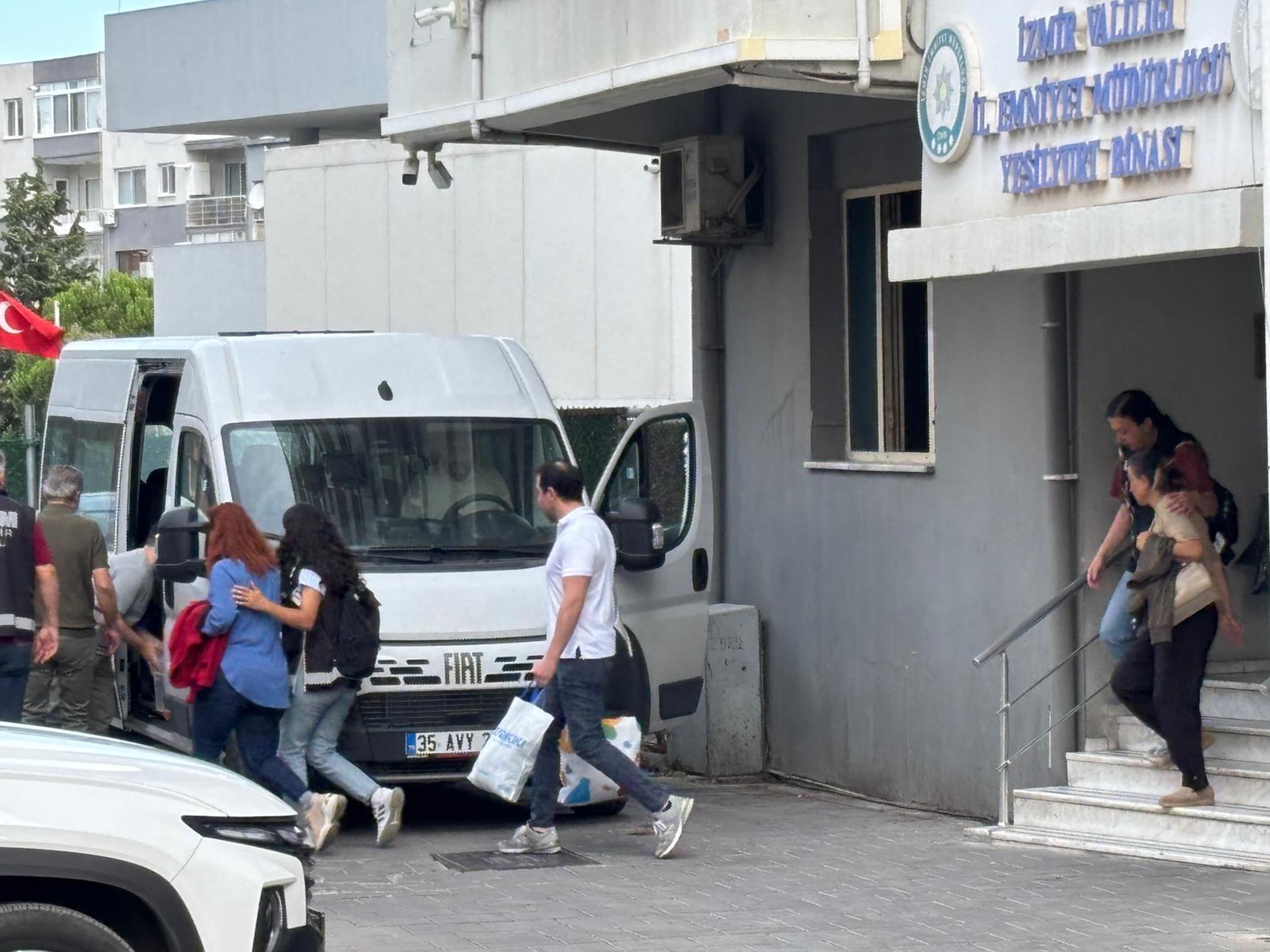 Seferihisar Belediyesine Operasyonda 7 1370540 406945 (1)