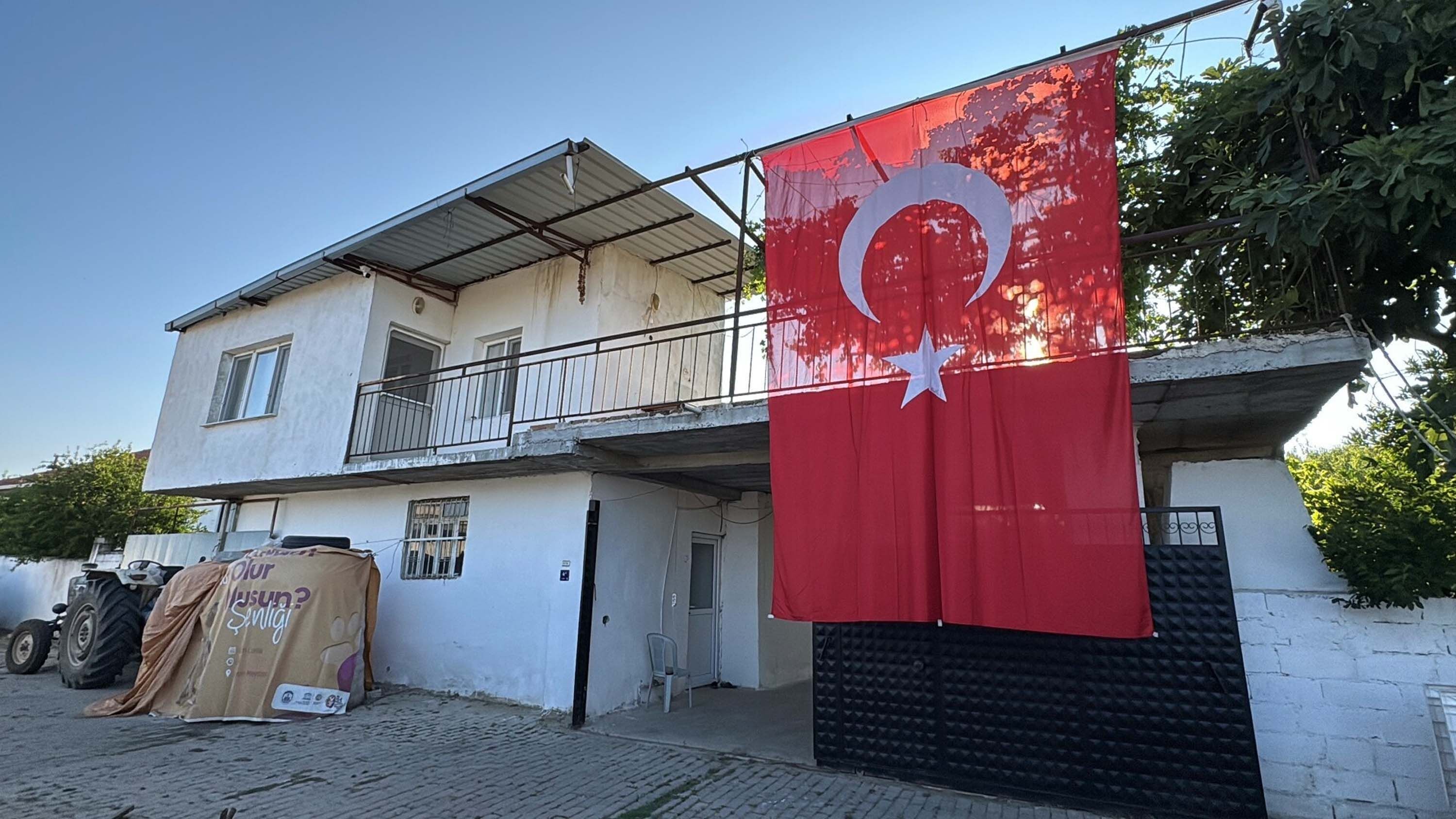Sehit Polis Memurunun Babaevine Turk Bay 1361839 404315 (1)