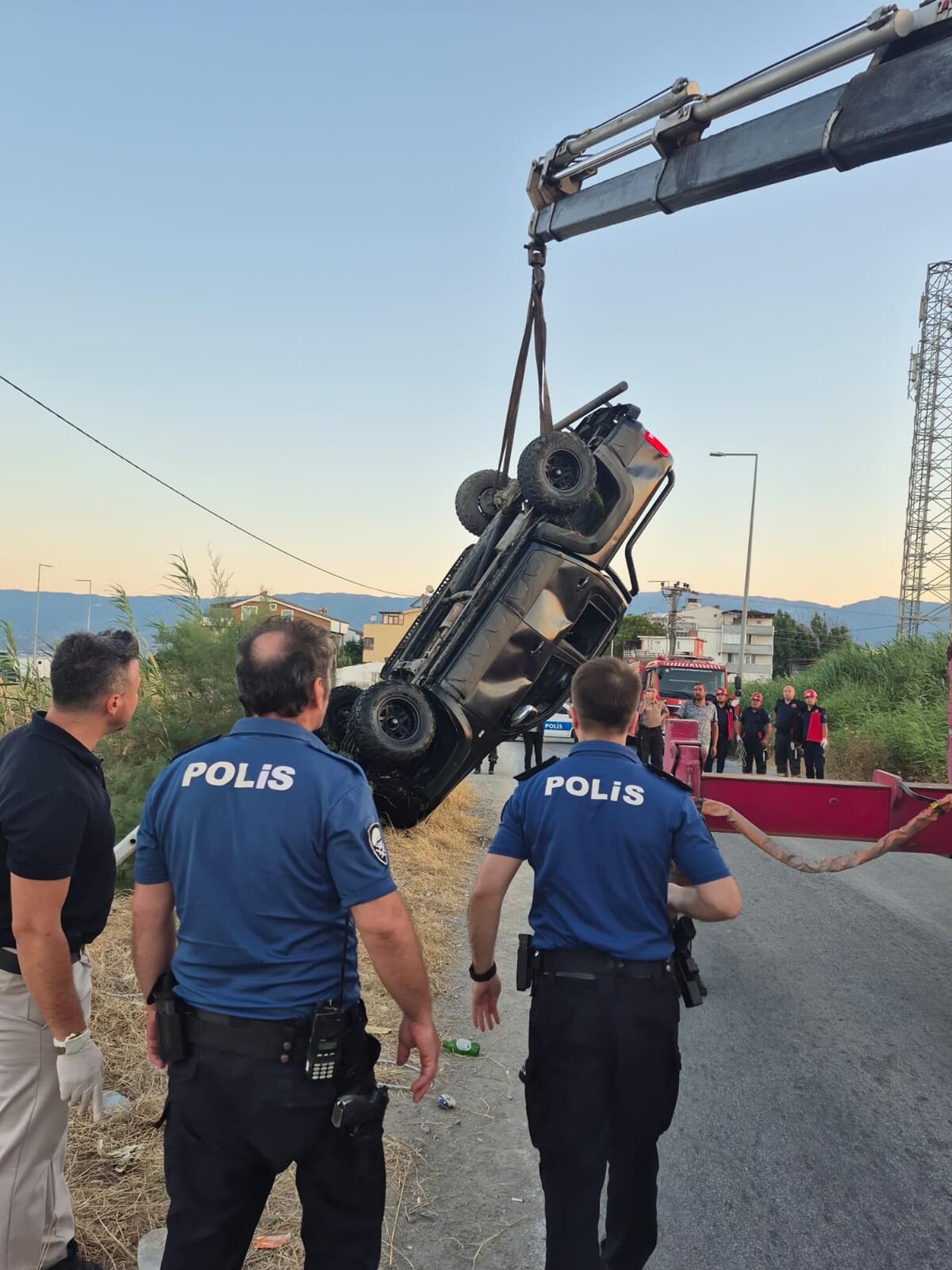 Balikesirde Kamyonet Dereye Uctu 2 Olu 1397118 414961 (1)