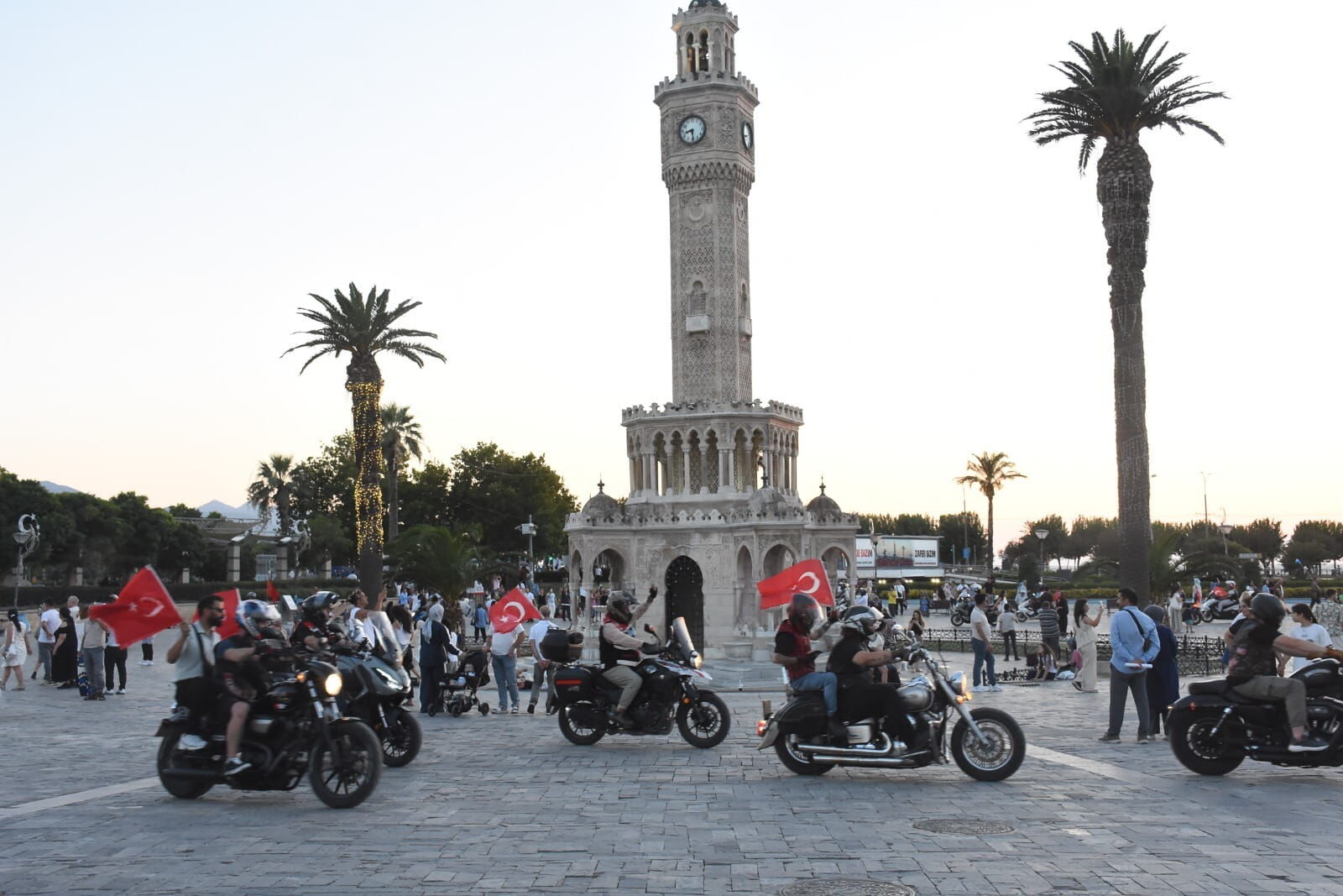 Izmirde Motosikletliler 15 Temmuz’u Unu 1410141 418996 (1)