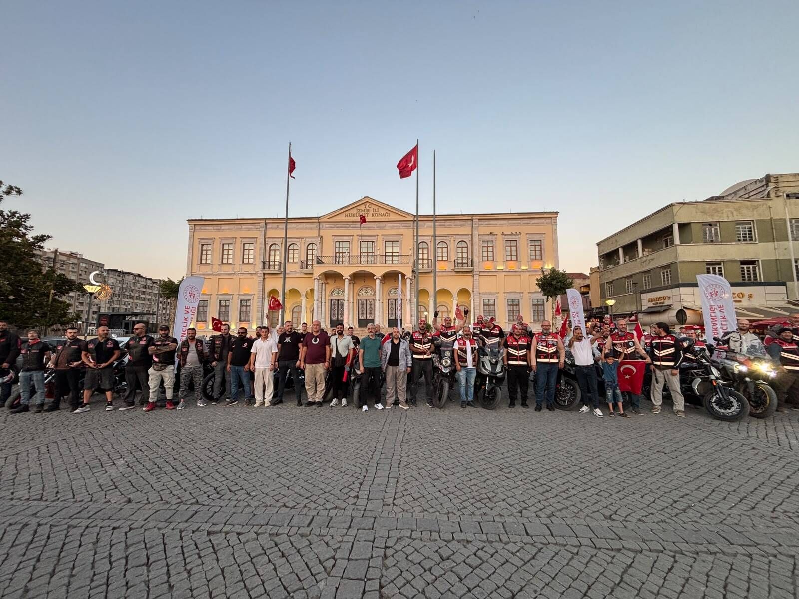 Izmirde Motosikletliler 15 Temmuz’u Unu 1410145 418996 (1)