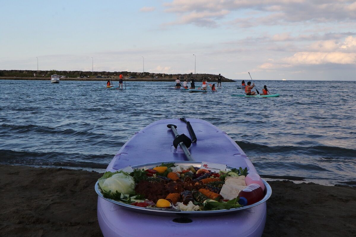 Sup Yapanlara Yuzerek Cigkofte Goturdu 1408797 418527 (1)