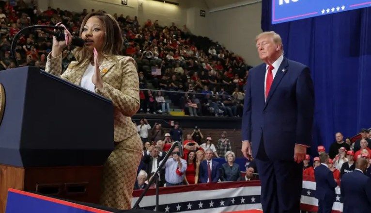 Trump Nicki Minaj'ın kalçalarına dikkat çekti! Ayağa kalkmasını istedi