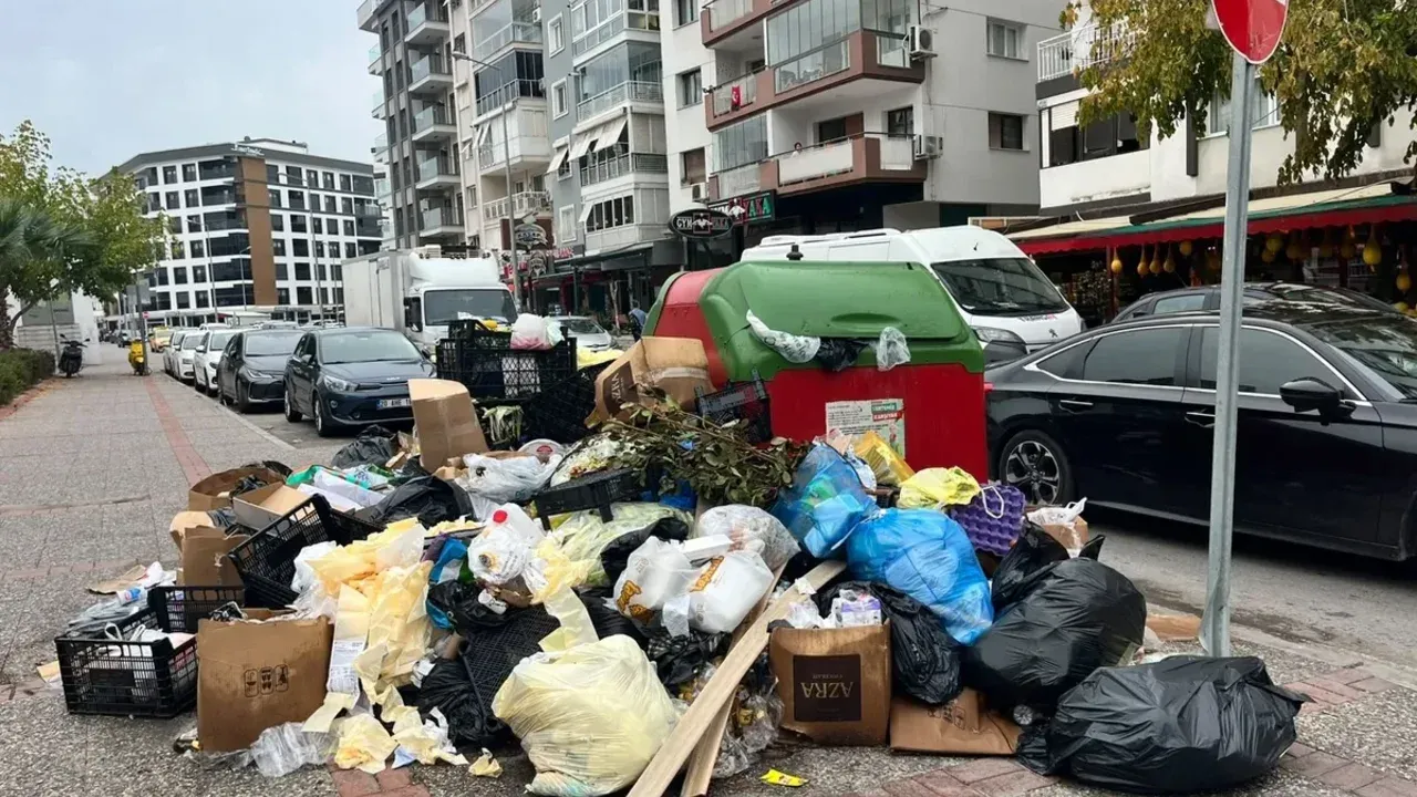 Karsiyakada Cop Yiginlari Buyurken Baskanin Yurt Disinda Olmasi Tepki Cekti 1