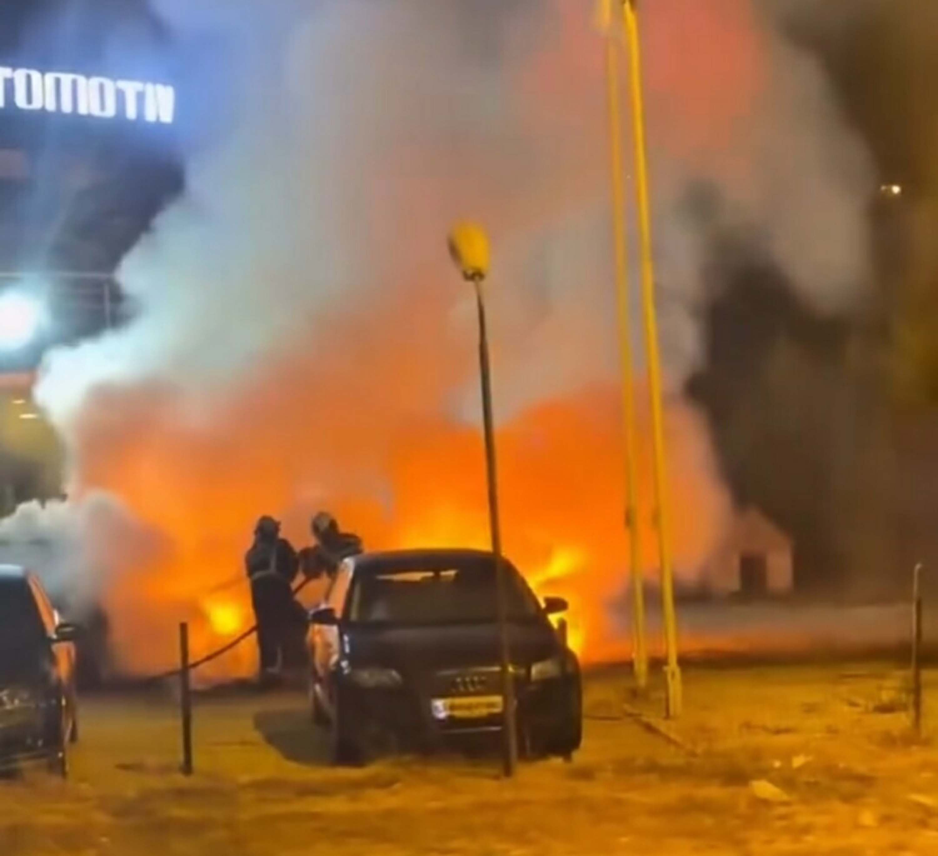 Kusadasi’nda 2 Otomobil Kundaklandi 1548050 460717 (1)