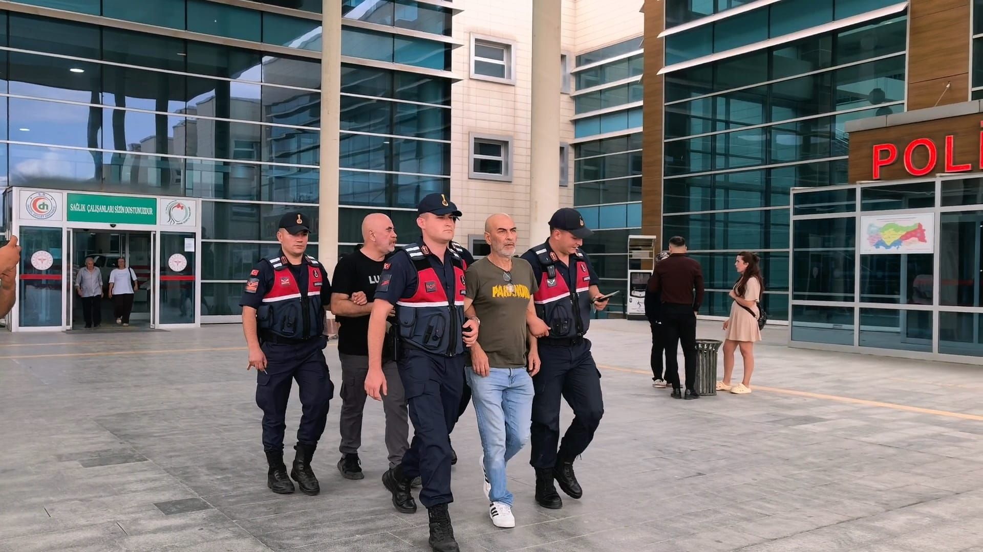 Yonetmen Ezel Akay Ve Tutuklu Kardesinin 1568825 466800 (1)